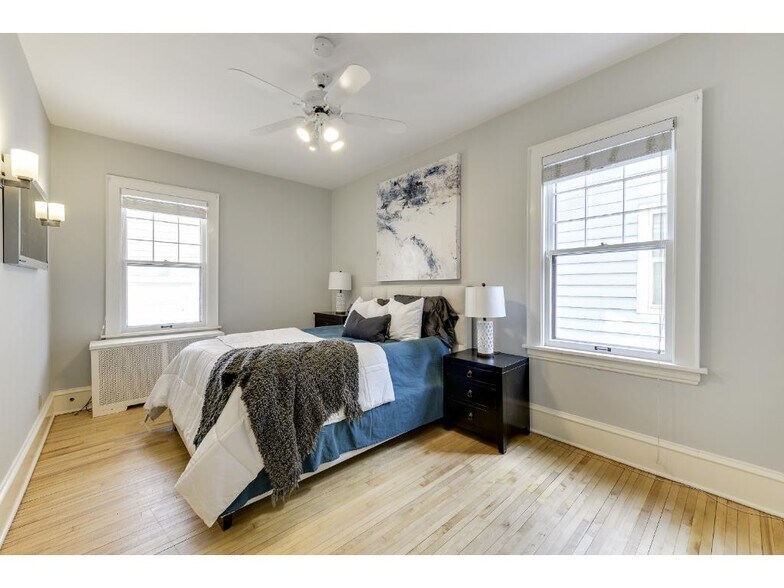 Building Photo - 818 W 42nd St