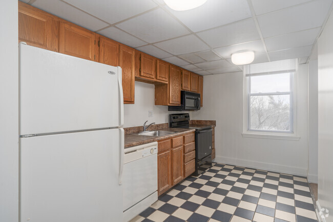 1BR, 1BA - 796SF - Kitchen - McCallum Apartments