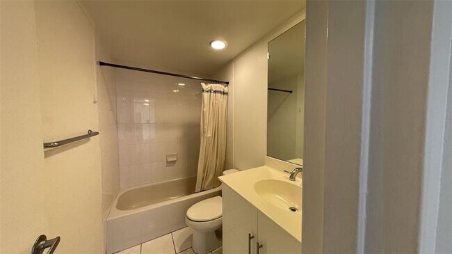 Building Photo - 3001 S Ocean Dr