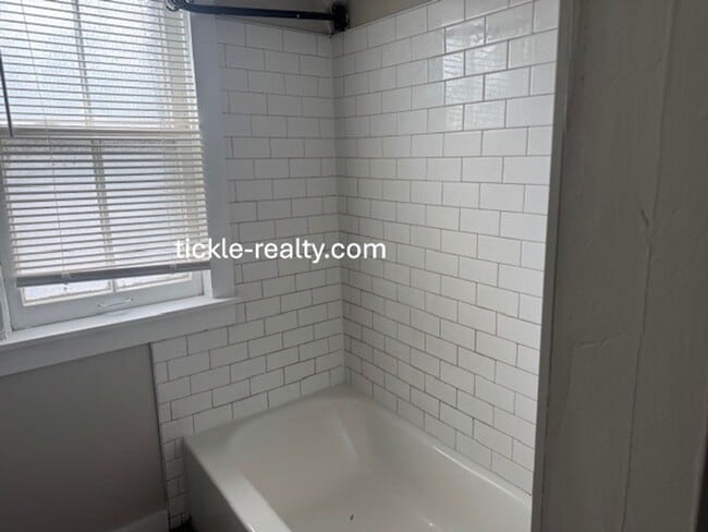 Building Photo - Large 5 Bedroom 2 Bath Single Family Home!...