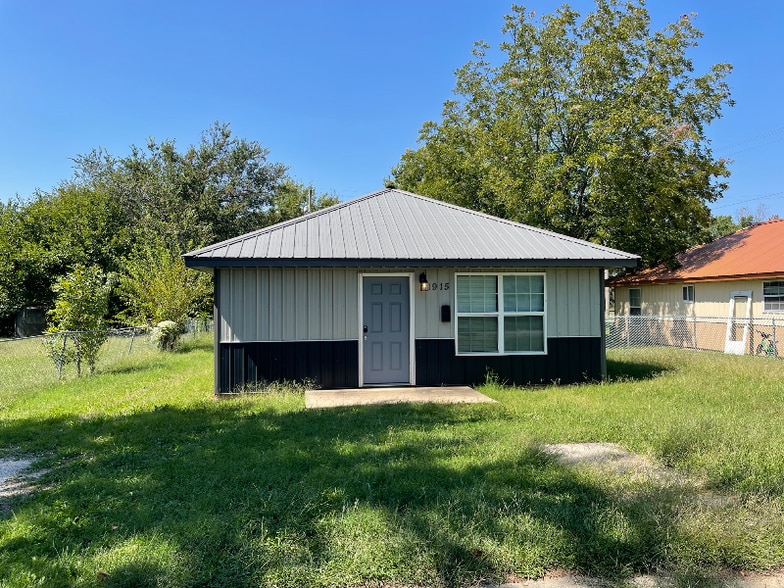 Building Photo - 1915 Park Ave