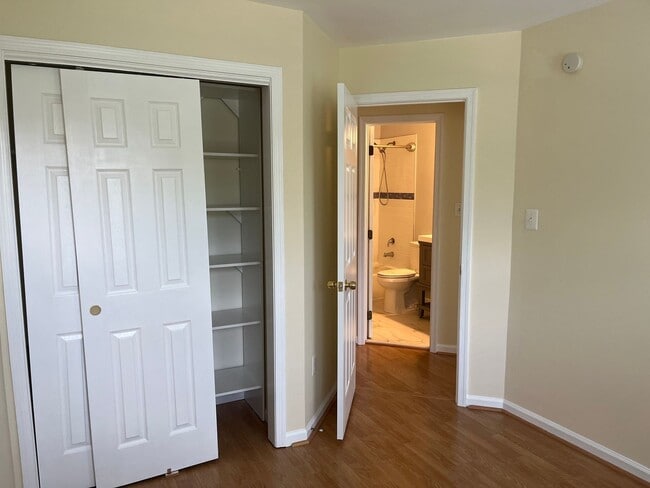 Building Photo - End Unit Townhouse In Centreville