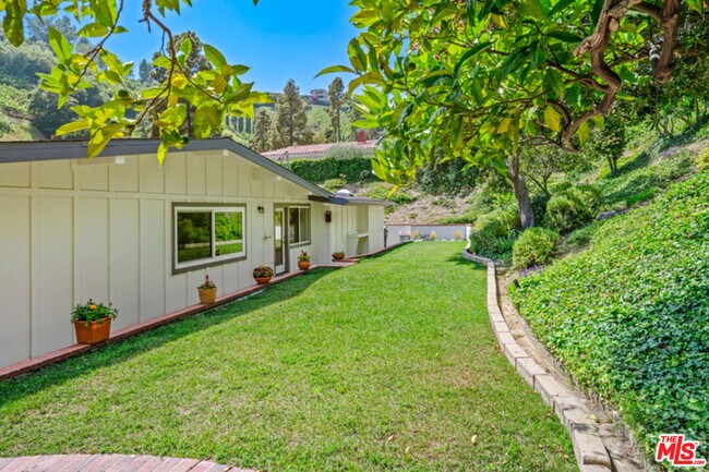 Building Photo - 1190 Bienveneda Ave