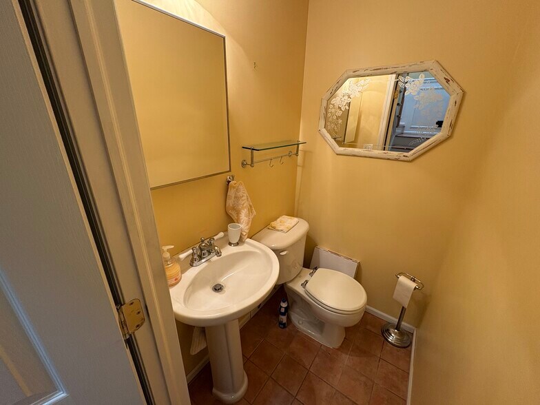 Building Photo - 586 Blue Ridge Dr