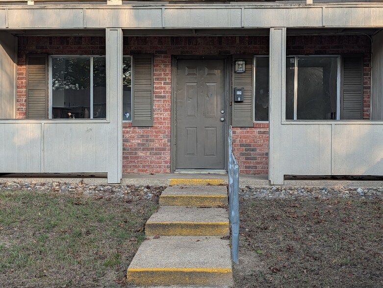 Building Photo - 104 Holland St