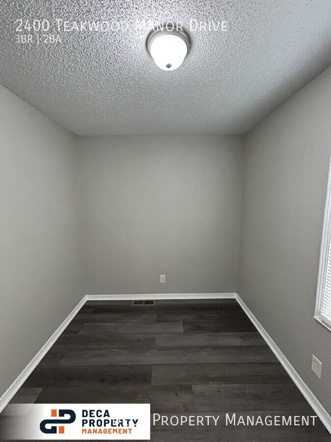 Building Photo - 2400 Teakwood Manor Dr