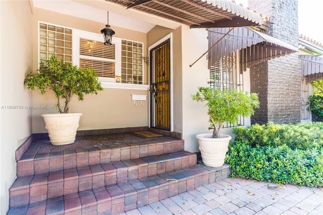 Building Photo - 1921 SW 18th Ave