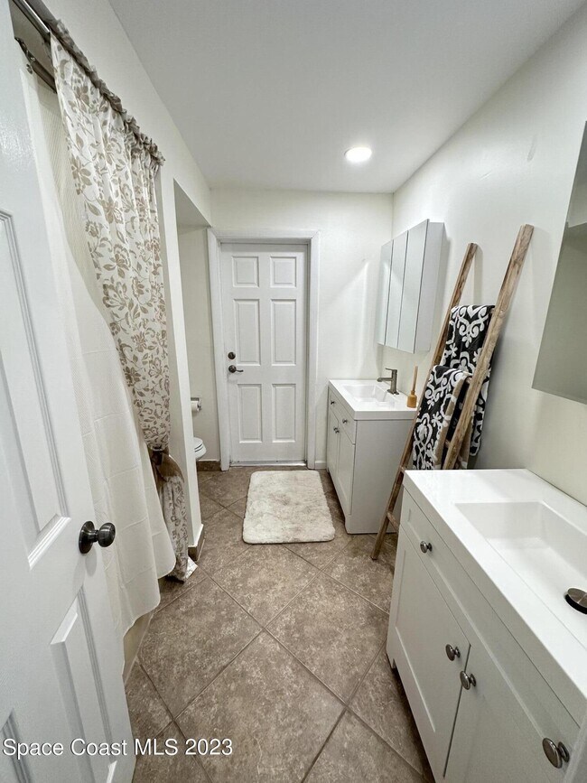 Building Photo - 250 Andros Dr