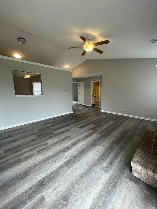 Building Photo - 3 Bedroom Single Family Home - Burnett Creek School District