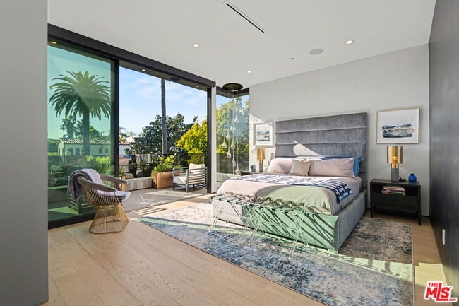 Building Photo - 418 N Sweetzer Ave