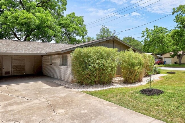 Building Photo - 8600 Hathaway Dr