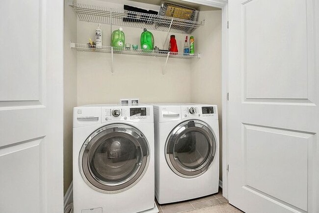 Building Photo - Beautiful Corner Lot 3BD/2.5BA w/ Fenced Yard