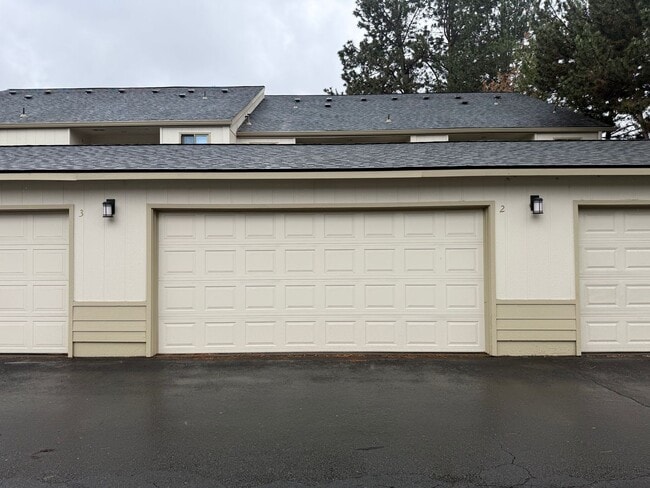 Building Photo - 2 Bed/2.5 Bath Townhome with Garage, Pool and Tennis Court