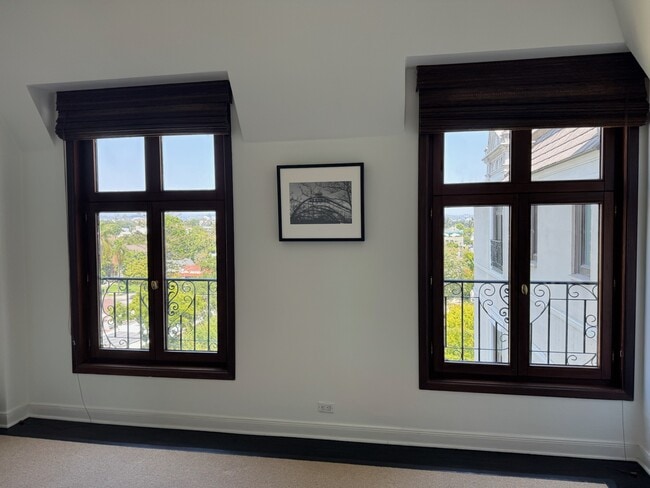 Building Photo - 316 N Rossmore Ave