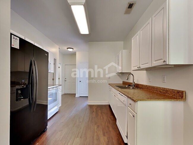Building Photo - 213 White St