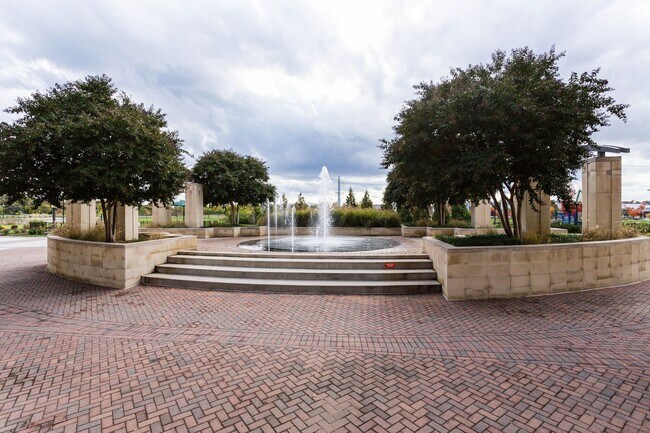 Building Photo - This luxury 2 bedroom condo has phenomenal amenities and is walking distance to the new Potomac Y...