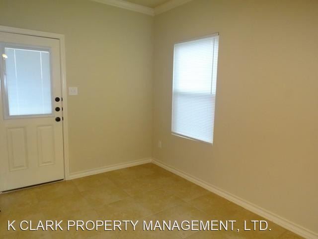 Building Photo - 3 br, 2.5 bath House - 6942 LAKEVIEW DR #102