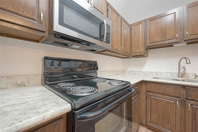 Building Photo - 1330 Augusta Dr