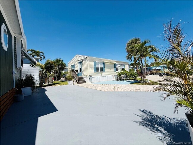 Building Photo - 10851 S Ocean Dr