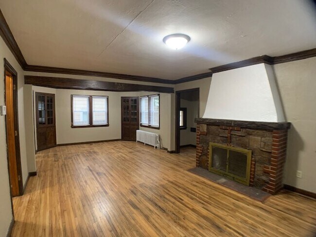 Building Photo - 1130 6th St E