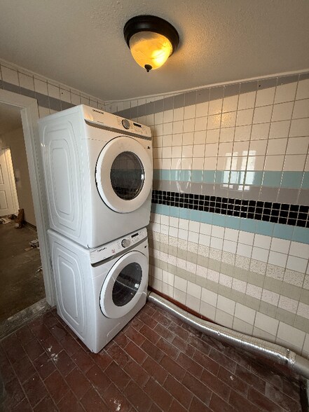 Building Photo - 4564 Onondaga Ave