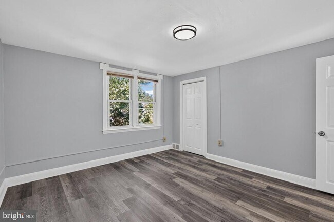 Building Photo - 331 W 21st St