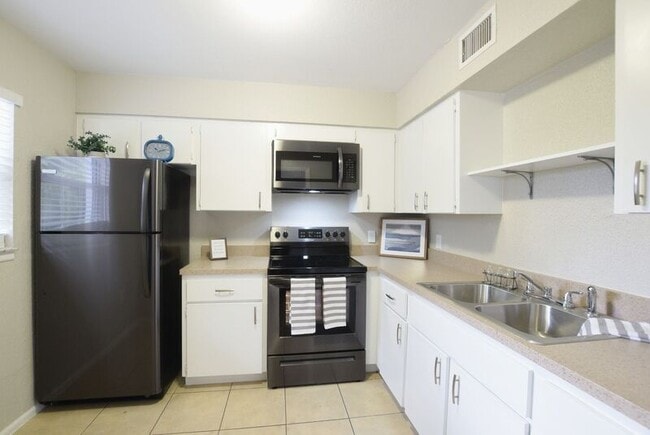 Building Photo - Fully Renovated 2 Bedroom in Sanford