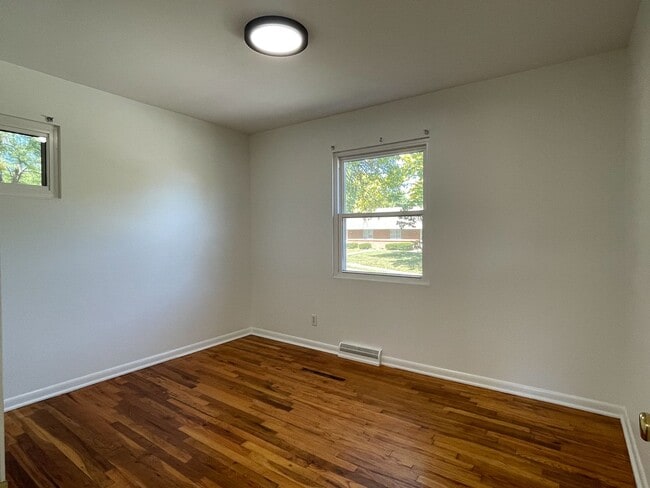 Building Photo - {10105} Charming 2 bedroom + 1 car garage + updated bathroom