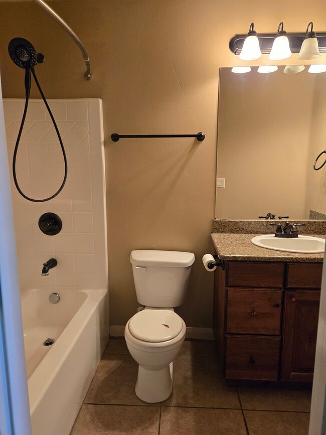 Building Photo - Centrally Located Townhome