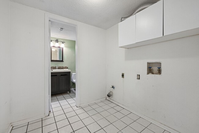 Building Photo - Happiness on Harcourt!