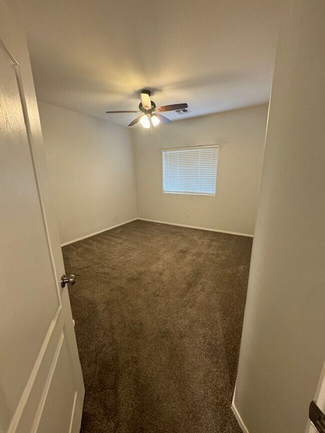 Building Photo - NW- 3 bedroom/ 2 bathroom with 2 car garage