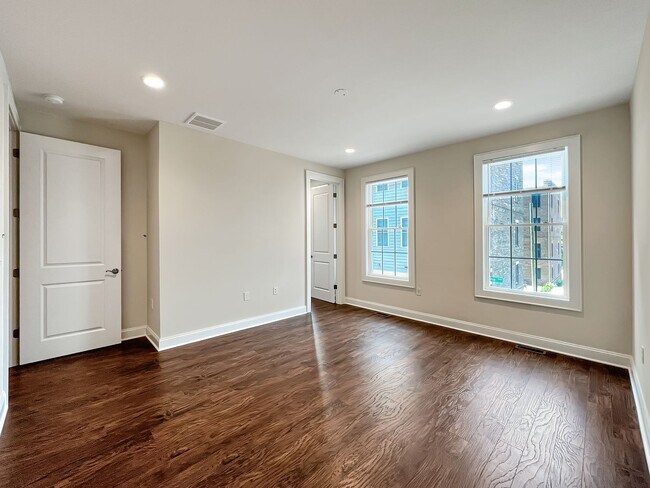 Building Photo - Stunning Luxury Townhome with Elevator in ...