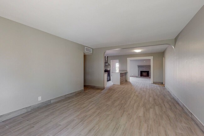 Building Photo - UPTOWN RENOVATED 3 Bedroom 2 Bath with garage