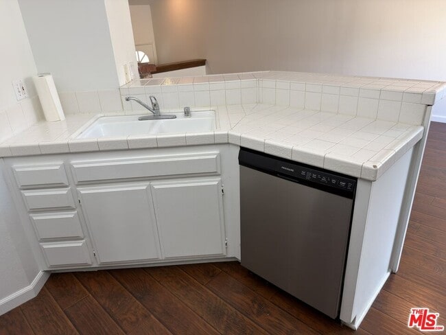 Building Photo - 9915 Variel Ave