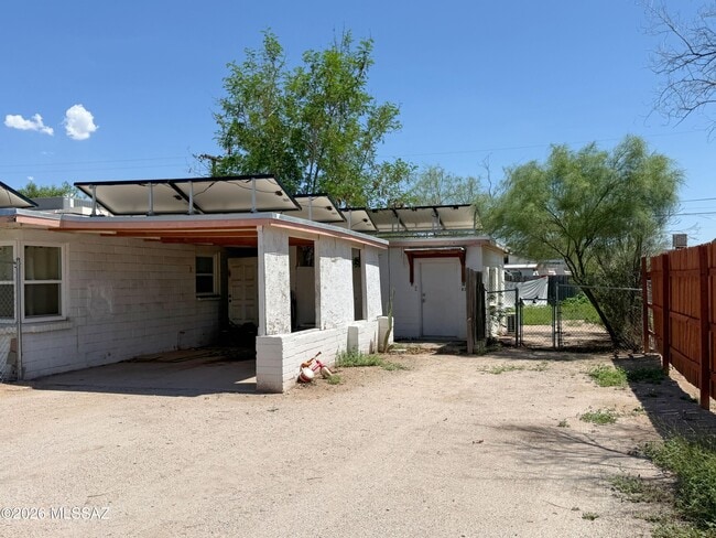 Building Photo - 833 W Tipton Dr