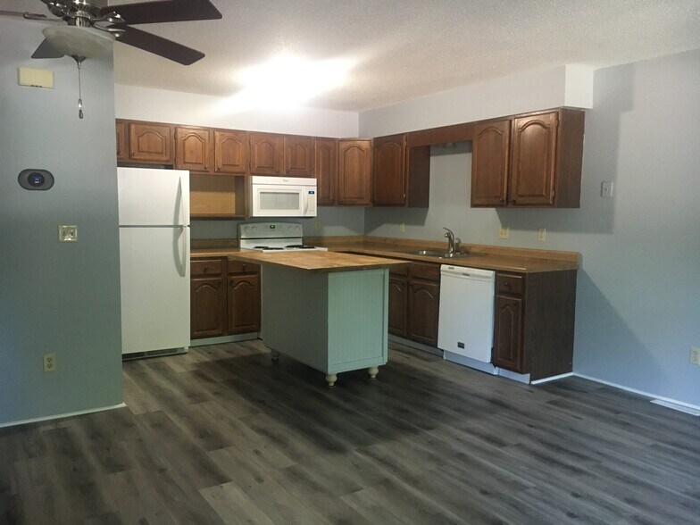 Spacious kitchen with center island and seamless open floor plan—perfect for cooking, entertaining, - 4903 W Kirkwood Cir