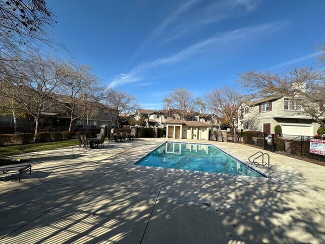 Building Photo - 2 Bed 2 Bath Townhouse W/ Attached Garage ...