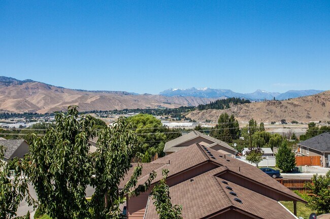 Building Photo - 3950 NE Vista del Rey Dr