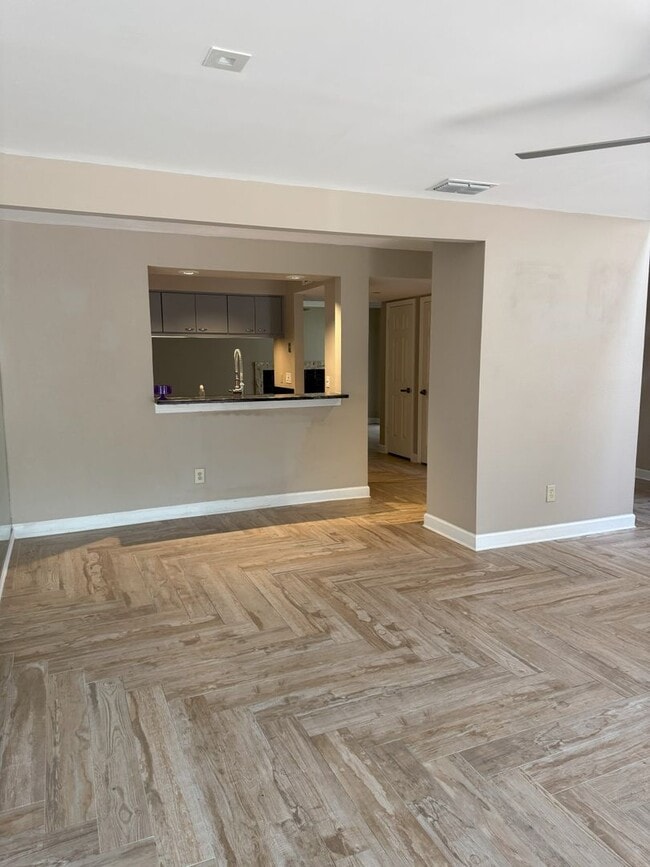 Building Photo - Beautifully updated 2 bedroom 2.5 bath townhome in highly desirable Lake Ivanhoe!