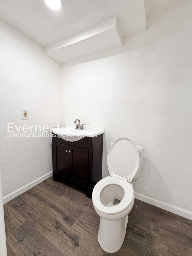 Building Photo - 3 Bed/2.5 Bath Townhome with Fenced Yard / Available Now!