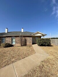 Building Photo - Duplex Located On Cul-De-Sac With A Basement!