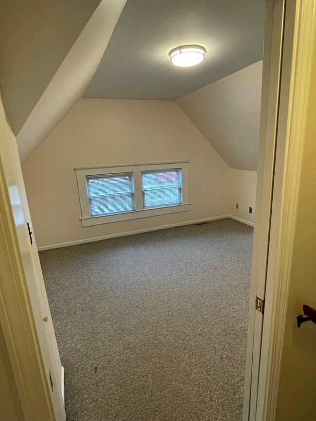 Building Photo - 235 Lyon St NE