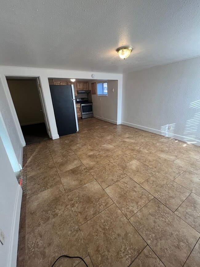 Building Photo - Garden Level Two Bedroom Available in Lakewood!