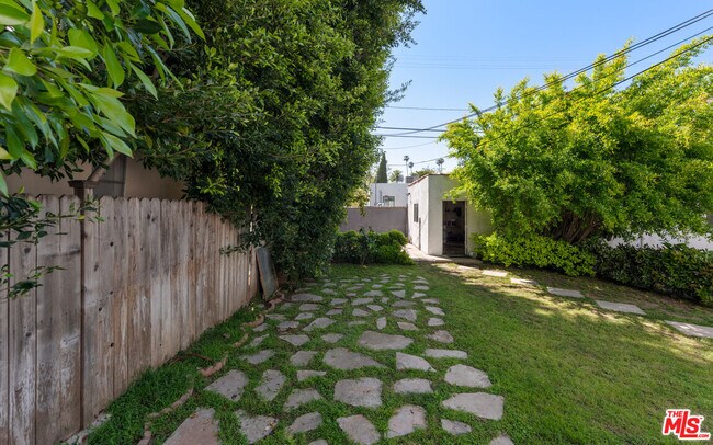 Building Photo - 237 S Doheny Dr