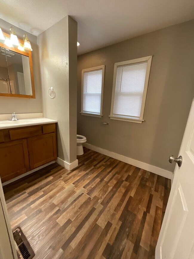 Building Photo - Stunning 3BR/1BA Home - HUGE fenced-in Backyard!