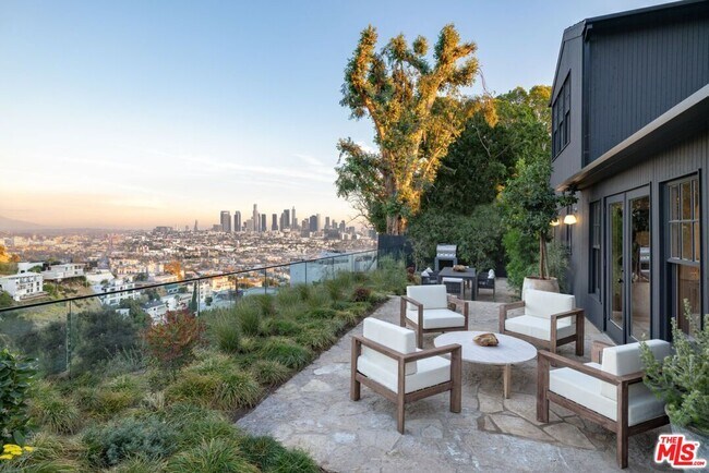 Building Photo - 8673 Hollywood Blvd