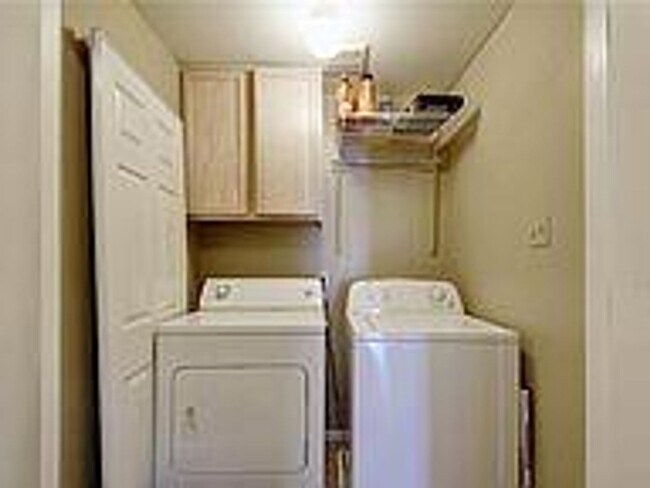 Building Photo - West Campus Condo Under $1000/Bedroom Walking To Campus