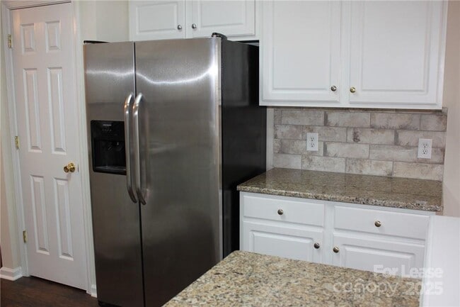 Building Photo - 2715 Old Ironside Dr