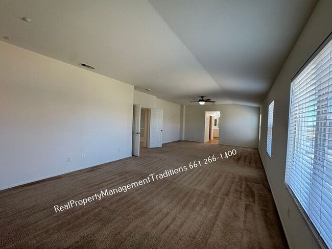 Building Photo - Spaciouse 4 Bed- 3 full Bath + plus Loft Home