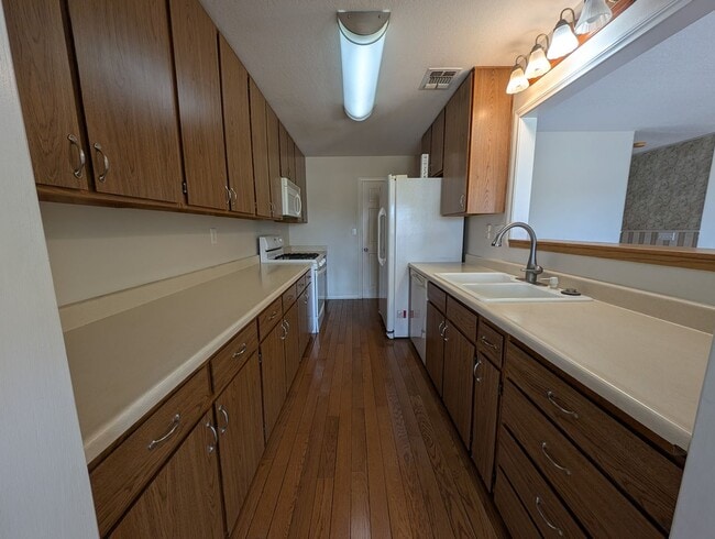 Building Photo - 27535 Lakeview Dr